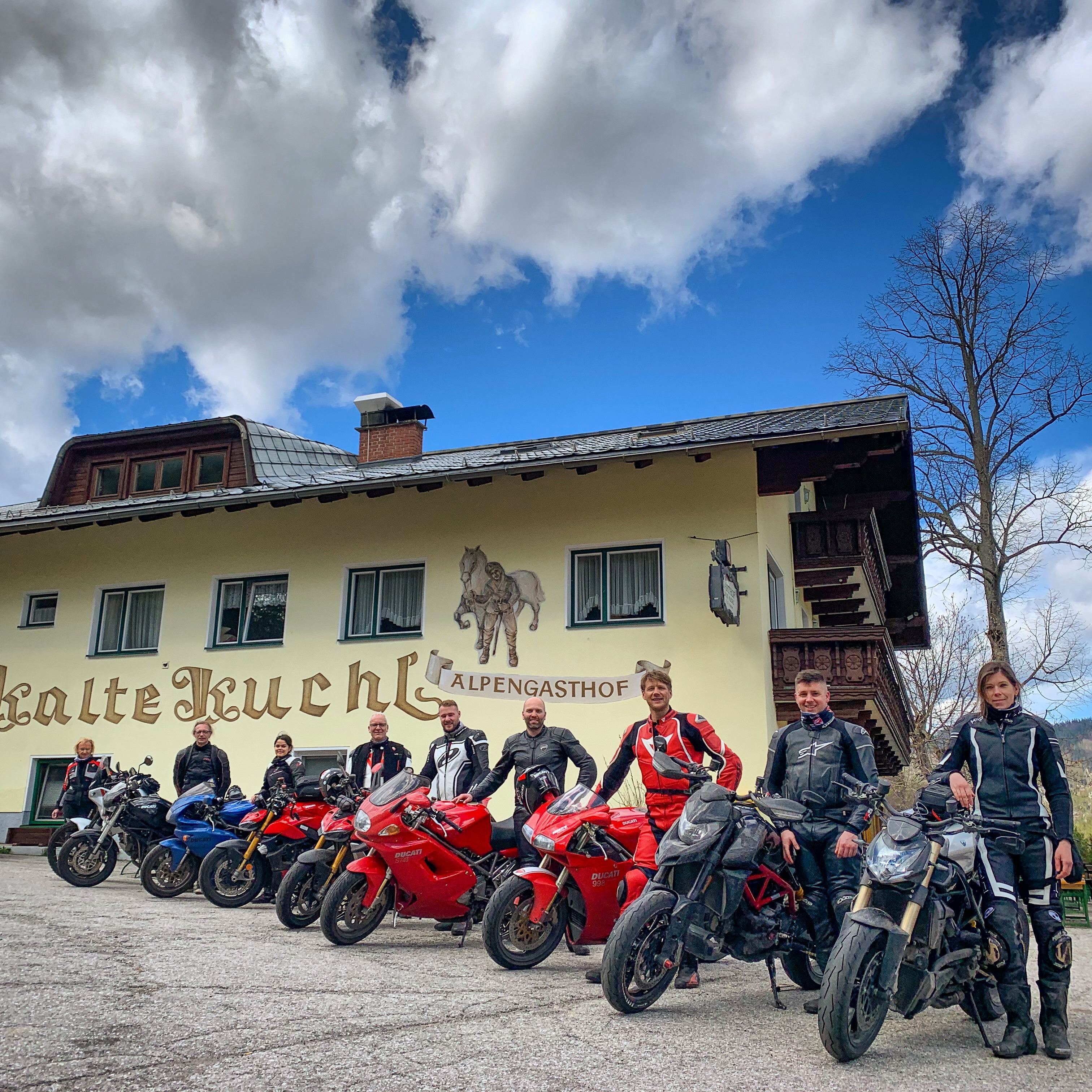 Neugierig, welche Gesichter sich hinter unserem D.O.C. verbergen, welche Ducatis gefahren werden und wo wir so herkommen?
Dann werft gerne mal einen Blick auf unsere Homepage

👀 https://www.doc-regensburg.de/ueber-uns/

#ducati #ducatiofficialclub #desmoownersclub #ducatistagram #ducatisti #ducatista #ducatilife #ducatilove #ducati998 #ducatistreetfighter #ducatihypermotard #kaltekuchl #docregensburg