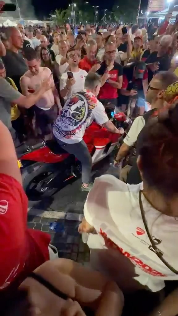 Legendary Bike vs. legendary outfit ❤️‍🔥 @dolce_vita_misano 

#ducatidesmosedici #wdw2026doc #worldducatiweek #ducati #desmosedici